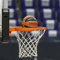 Balón de baloncesto a punto de entrar en la canasta. El juego tiene dos partes principales: ataque y defensa.