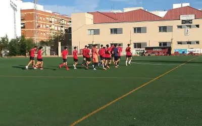 Jugadores del Alboraya UD entrenan en campo de césped artificial.