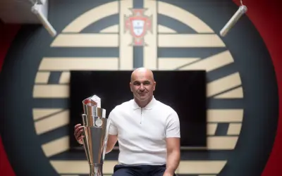 Roberto Martínez, seleccionador de Portugal, posa con el trofeo de la Liga de Naciones.