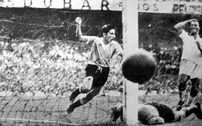 Gol de Uruguay contra Brasil. Un jugador uruguayo celebra mientras otro brasileño lamenta la jugada.