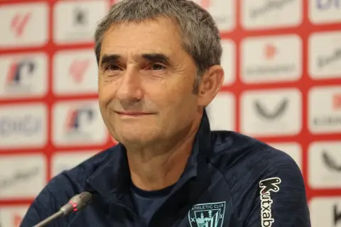 Ernesto Valverde, con su experiencia en diversos equipos entrenados, sonríe ante el micrófono.