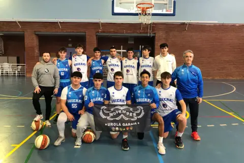 Equipo de goierri saskibaloia posa para una foto grupal en la cancha, con un cartel de Movember.