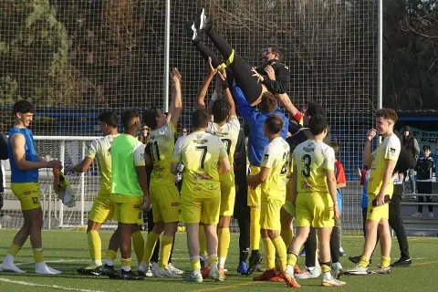 Jugadores del CD Pantoja celebran levantando a su entrenador.