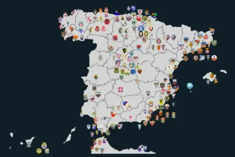 Mapa de España con escudos de equipos de fútbol. ¿Cuántos equipos suben a primera?