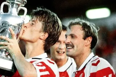 Jugador danés besa el trofeo de la Eurocopa. Celebración histórica de la Eurocopa Dinamarca.
