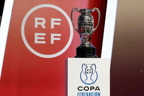 El trofeo de la Copa Federación, símbolo de la competición.