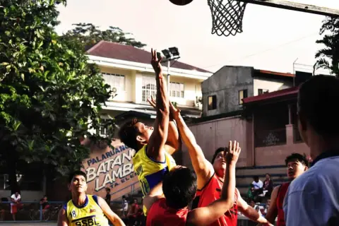 Jugadores de baloncesto compiten por el balón tras un tiro fallido, demostrando que es un rebote en baloncesto.
