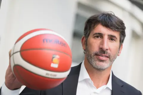 Hombre con balón de baloncesto, posible inspiración para los mejores entrenadores.