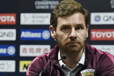 André Villas-Boas, con su mirada seria, reflexiona sobre los equipos entrenados.