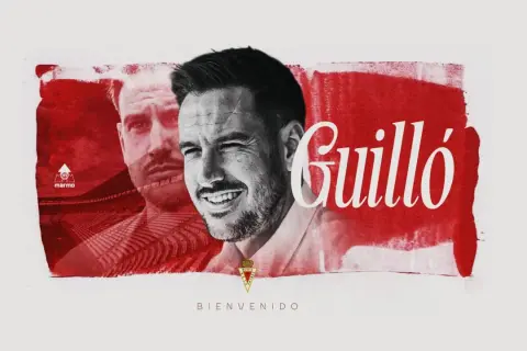 Guilló, el nuevo entrenador del Murcia, sonríe con ilusión. El escudo del club y el estadio de fondo auguran éxitos.