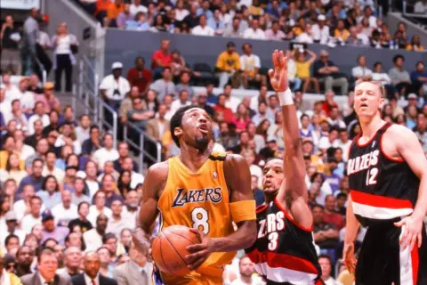 Kobe Bryant con el balón, en un emocionante crossover de baloncesto contra los Blazers.