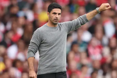 Mikel Arteta, entrenador de equipos, dirige con gesto enérgico.