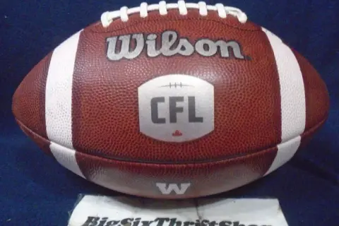 Balón de fútbol americano Wilson con el logo de la liga canadiense (CFL) y una hoja de arce.
