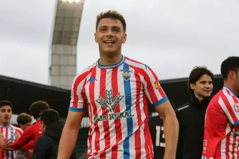 Jugador sonriente con camiseta a rayas rojas y blancas, parte del equipo de regional preferente castilla y león grupo 1.