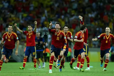 Jugadores de España celebran un gol contra Italia en la Eurocopa. ¡Victoria!