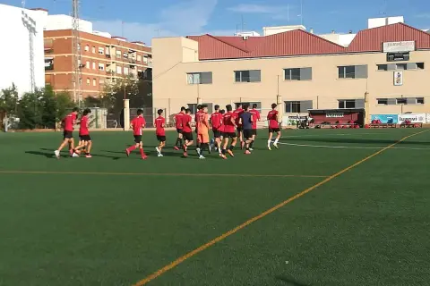 Jugadores del Alboraya UD entrenan en campo de césped artificial.