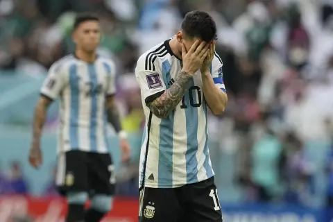 Messi de Argentina, con las manos en la cara, tras un partido en Qatar.