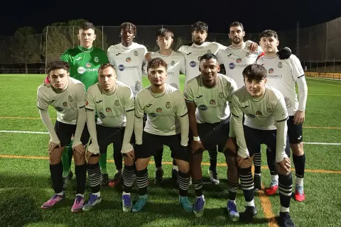 El equipo de fútbol atlético jareño posa en el campo.