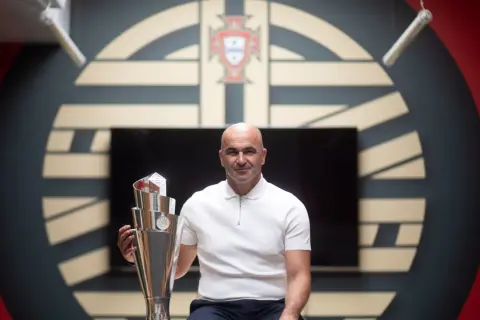 Roberto Martínez, seleccionador de Portugal, posa con el trofeo de la Liga de Naciones.