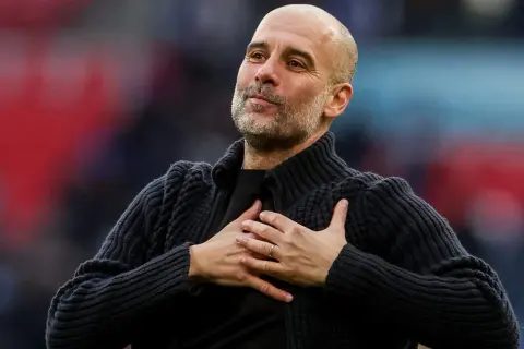 Pep Guardiola, con las manos en el pecho, muestra gratitud. Su edad no se refleja en su energía.