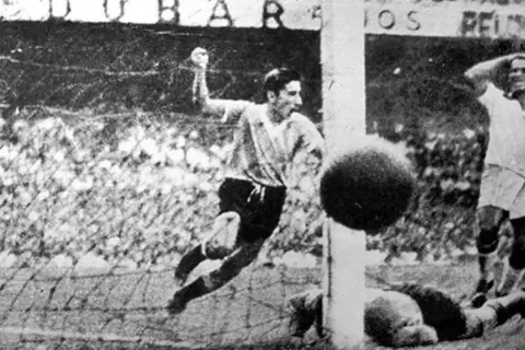 Gol de Uruguay contra Brasil. Un jugador uruguayo celebra mientras otro brasileño lamenta la jugada.