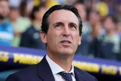 Unai Emery, entrenador del Villarreal, reflexiona en el banquillo. Sus fechas de ingreso al club marcan una era de éxitos.