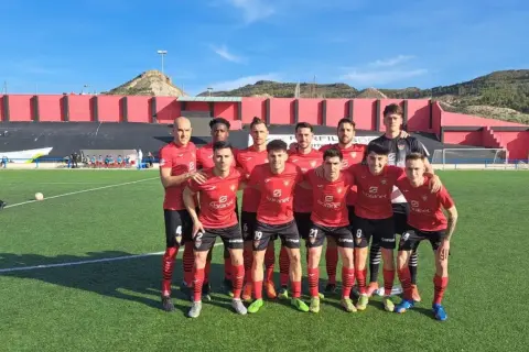 El equipo de Yepes CF posa en el campo de fútbol.