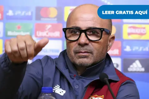 Juanma Lillo, con gafas y gesto serio, habla en rueda de prensa. Se rumorea sobre su sueldo.