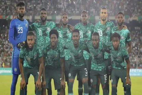 El equipo de **Nigeria FC** posa para una foto en el campo, luciendo sus uniformes verdes y blancos.
