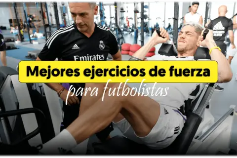 Un futbolista realiza ejercicios de fuerza en el gimnasio, parte de su rutina para mejorar su rendimiento en el campo.