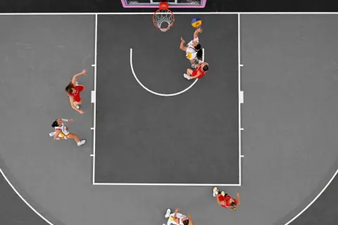 Jugadoras de baloncesto 3x3 compiten en la cancha. Se aprecian diferentes tipos de baloncesto en acción, con una lanzando a canasta.