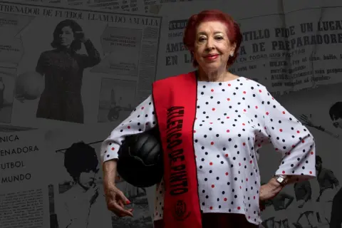 Amelia del Castillo, entrenadora de fútbol del Atlético de Pinto, posa con un balón.