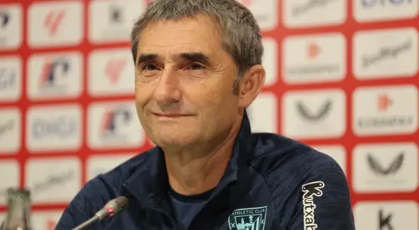 Ernesto Valverde, con su experiencia en diversos equipos entrenados, sonríe ante el micrófono.