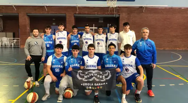 Equipo de goierri saskibaloia posa para una foto grupal en la cancha, con un cartel de Movember.