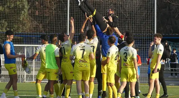 Jugadores del CD Pantoja celebran levantando a su entrenador.