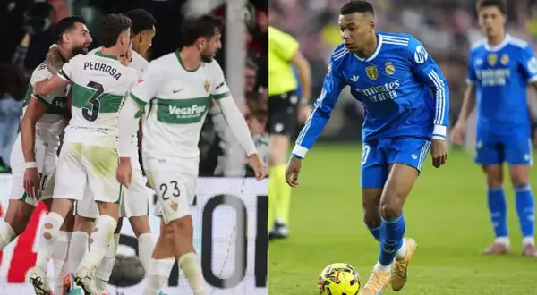 Jugadores del Elche celebran un gol. A la derecha, un jugador del Real Madrid con el balón.