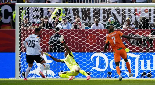 Portero se lanza para atajar un gol en partido de fútbol entre Alemania y Costa Rica.