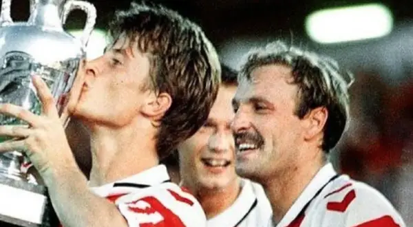 Jugador danés besa el trofeo de la Eurocopa. Celebración histórica de la Eurocopa Dinamarca.