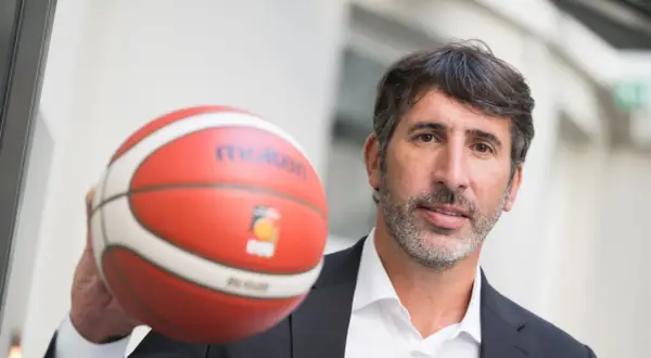 Hombre con balón de baloncesto, posible inspiración para los mejores entrenadores.