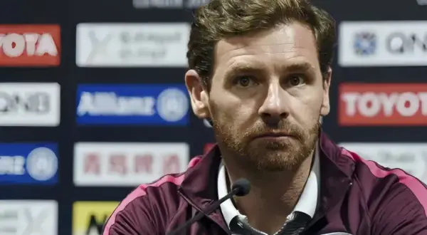André Villas-Boas, con su mirada seria, reflexiona sobre los equipos entrenados.