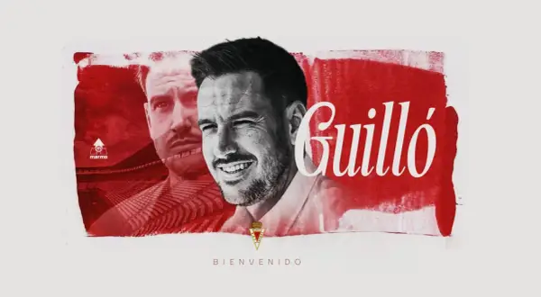 Guilló, el nuevo entrenador del Murcia, sonríe con ilusión. El escudo del club y el estadio de fondo auguran éxitos.