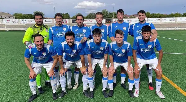 El equipo de fútbol Atlético Cervantino posa en el campo, con camisetas azules y blancas.
