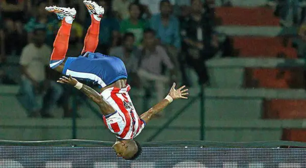 Futbolista realiza una espectacular voltereta en el aire durante un partido de la liga india.