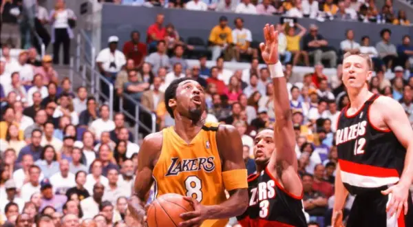 Kobe Bryant con el balón, en un emocionante crossover de baloncesto contra los Blazers.