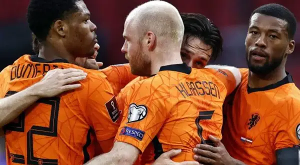 Jugadores de la selección de Países Bajos celebran un gol. La camiseta naranja con el número 22 y 5 visible, parte de la liga de fútbol.