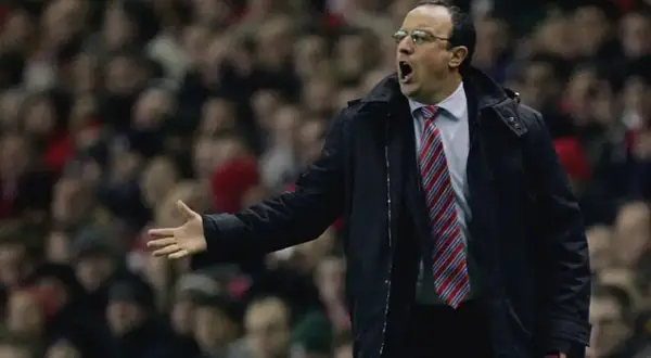 Rafa Benítez, entrenador del Liverpool, gesticula apasionadamente en el banquillo.