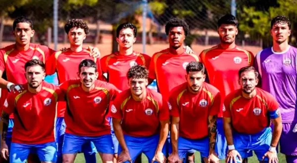 El equipo de fútbol de San Clemente CF posa para una foto.