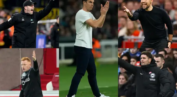 Cinco entrenadores de fútbol, considerados entre los mejores entrenadores actuales, dirigen desde la banda con gestos enérgicos.