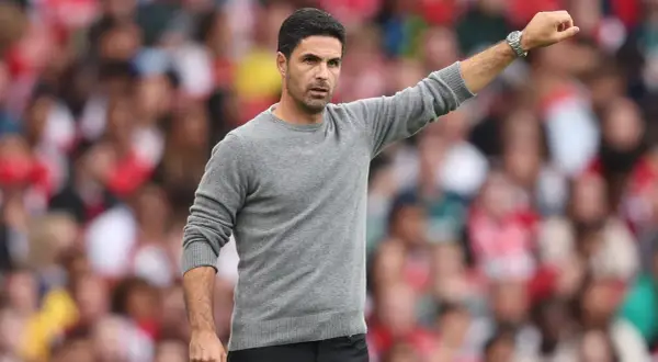 Mikel Arteta, entrenador de equipos, dirige con gesto enérgico.