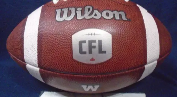 Balón de fútbol americano Wilson con el logo de la liga canadiense (CFL) y una hoja de arce.
